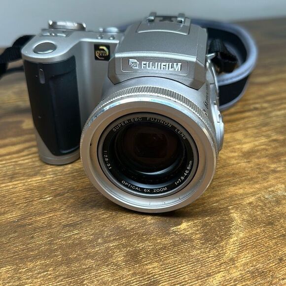 Fujifilm FinePix 4900Z Digital SLR Camera 6x Zoom Silver - Picture 6 of 12